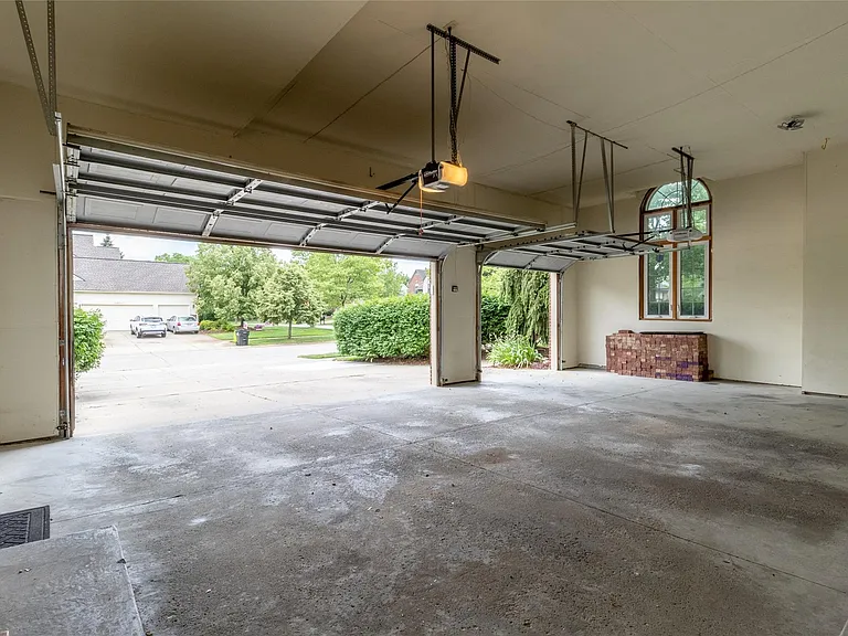 24084 Westmont Dr — Photo 41