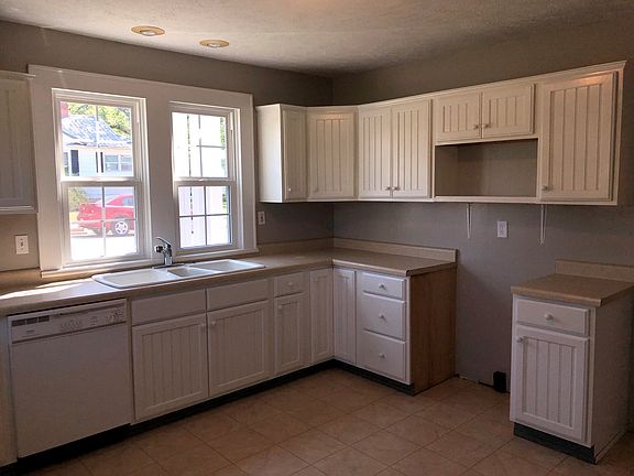 3rd image of 805 N Hickory St