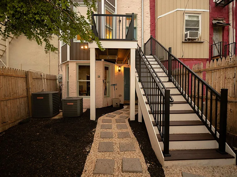 Private fenced garden (shared with lower unit)