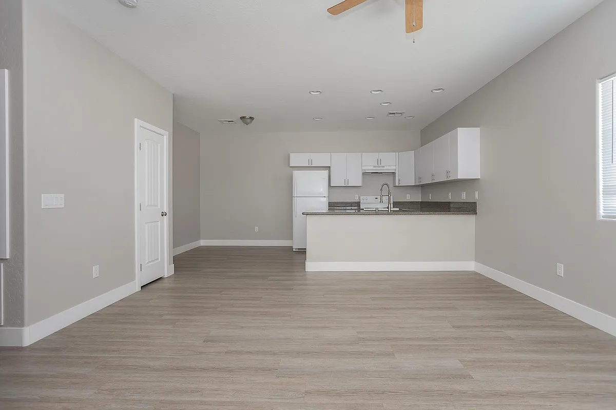 Building Photo - 1561 S Dandelion St #1