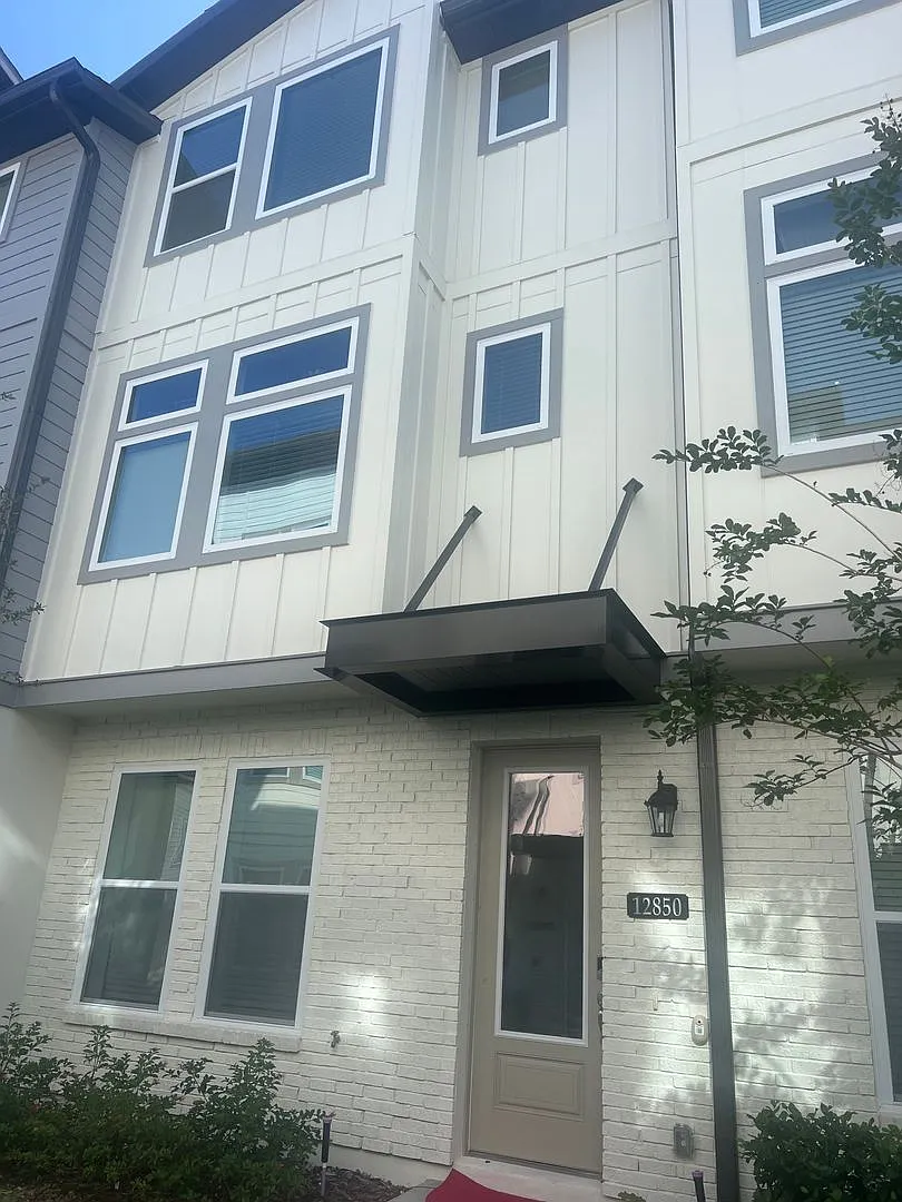 Available 8/10!! Luxury 3 story townhouse in the heart of Laureate Park — Photo 2