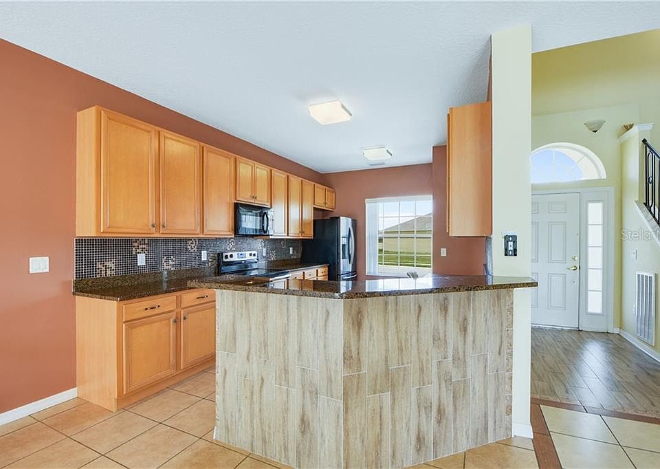 2nd image of 821 Sheen Cir