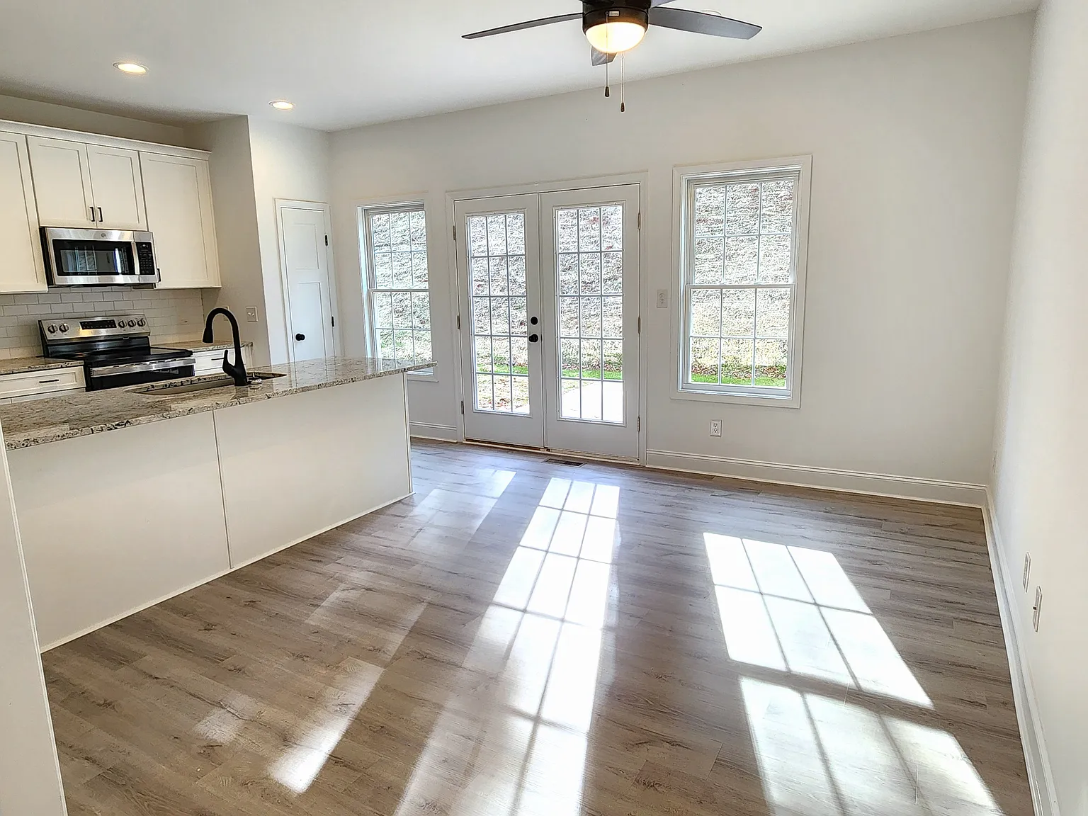 3 bed, 2.5 bath, 1568 sqft, $1,899 — Photo 3