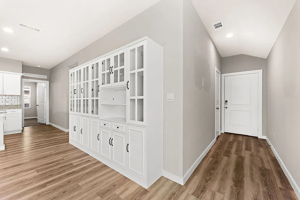 3 bed, 2.0 bath, 1558 sqft, $2,600 — Photo 2
