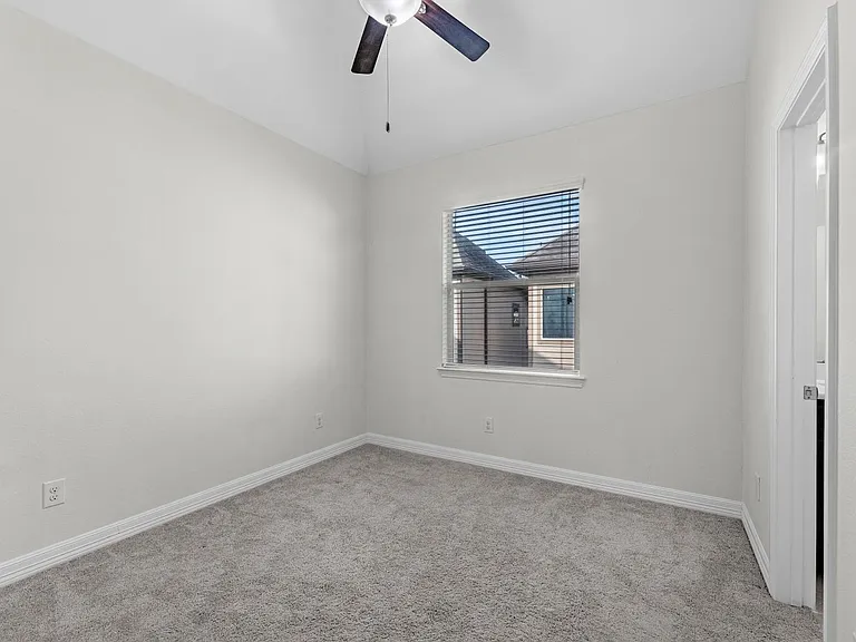 458 N Live Oak St — Photo 23