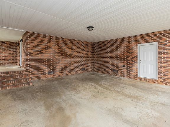4th image of 417 Greenmeadow Cir