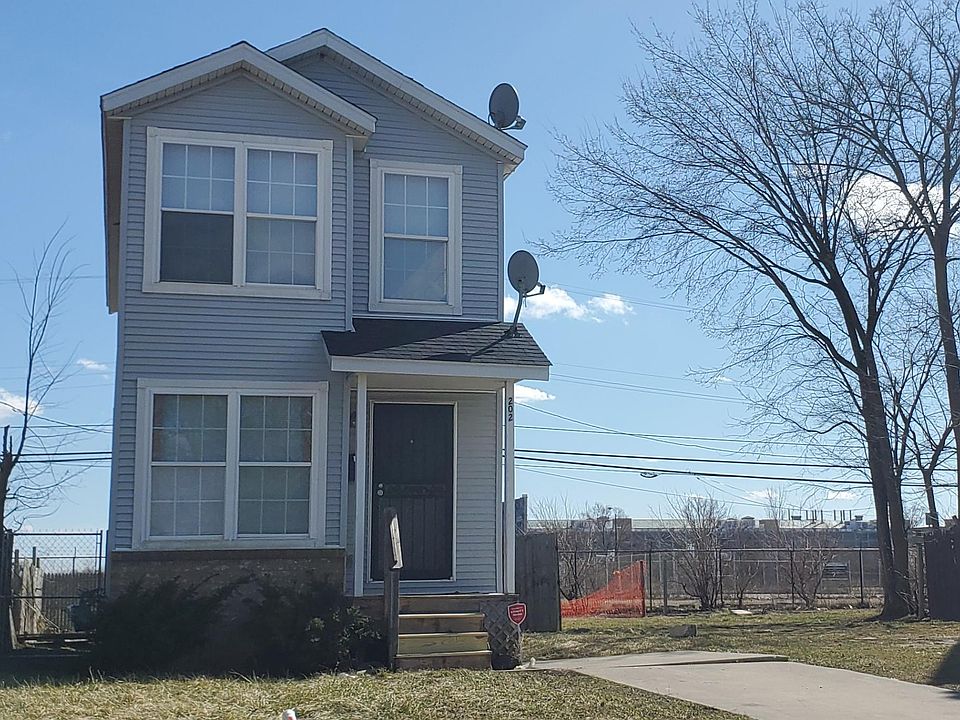 1st image of 202 Ferris St