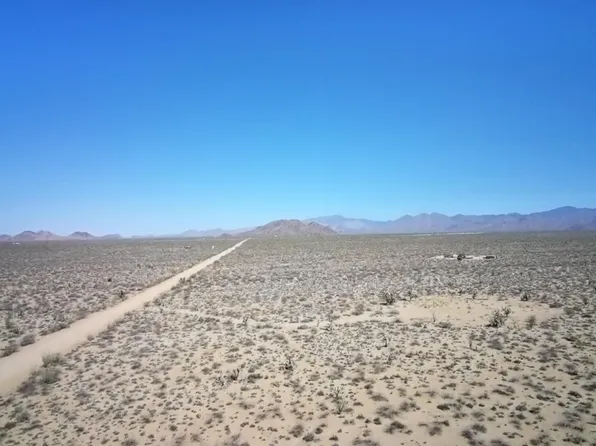 17404 S Jesse James Rd, Yucca, AZ 86438