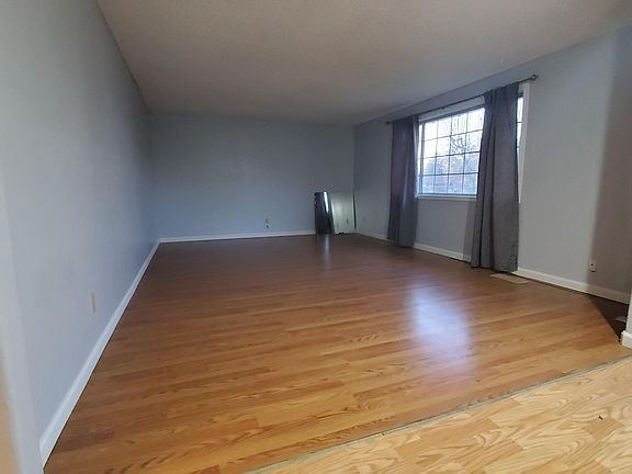 3rd image of 585 Arbor Dr