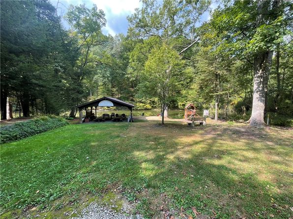132 Creek Dr, Slippery Rock, PA 16057