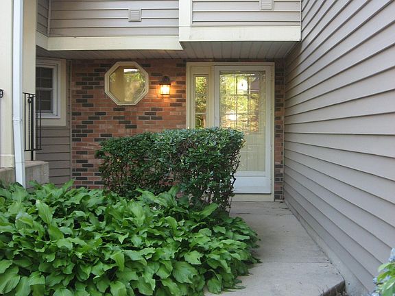 3rd image of 1074 Lakewood Cir