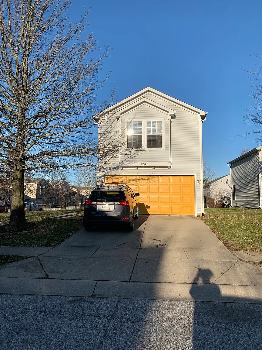 1242 Crescent Dr photo 1