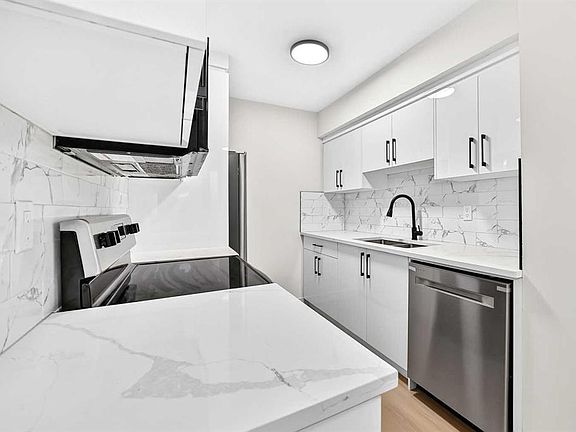 4th image of 544 E Blackthorn Rd NE #1204