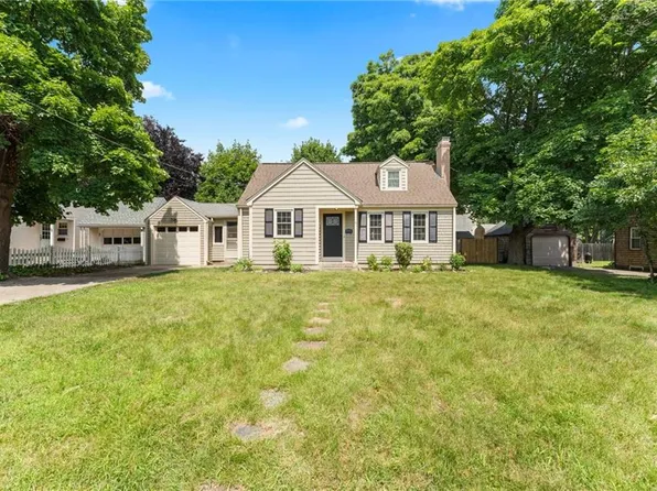 11 Diana Dr, Pawtucket, RI 02861