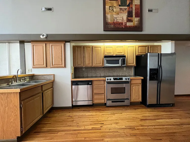 313 Park Central E #302 — Photo 3