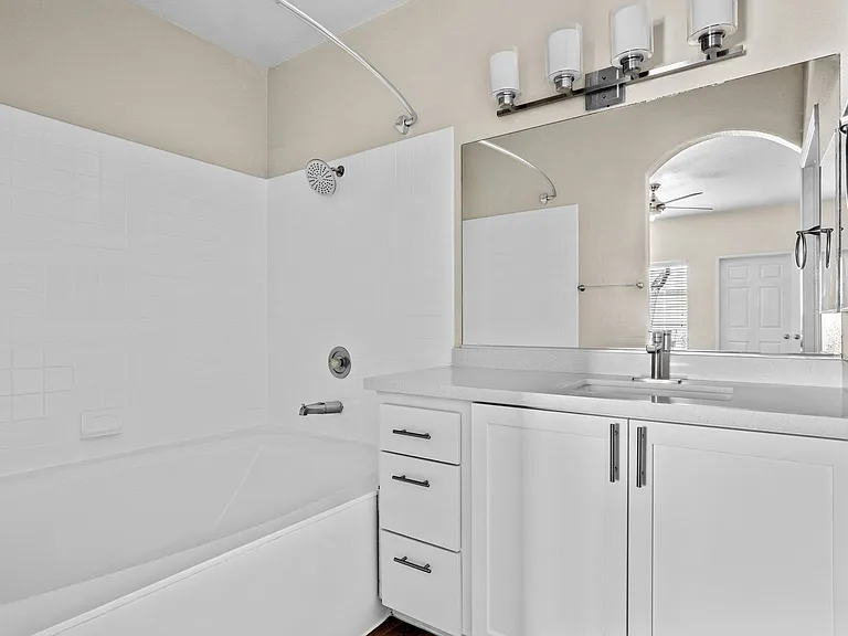 Bathroom in 1 Bedroom/ 1 Bathroom Floorplan