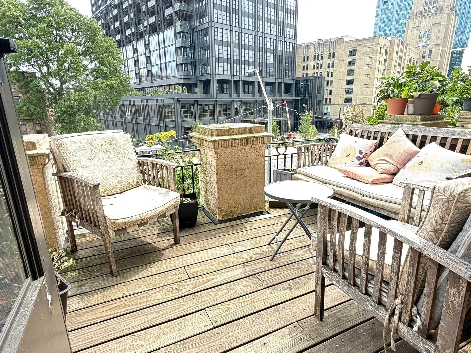 3 bed, 1.0 bath, 1000 sqft, $4,300 — Photo 1