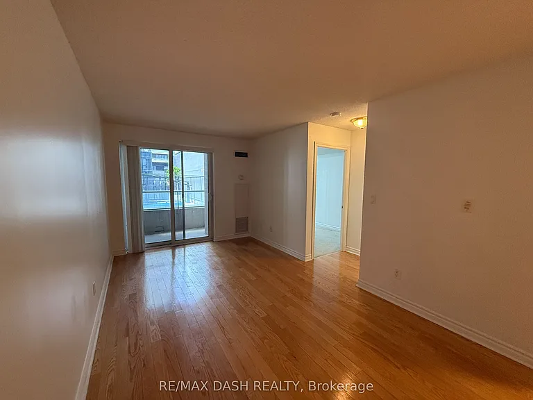 270 Wellington St W #802 — Photo 21