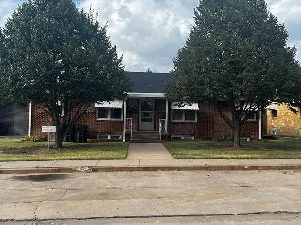 566 W 7th St, Hoisington, KS 67544