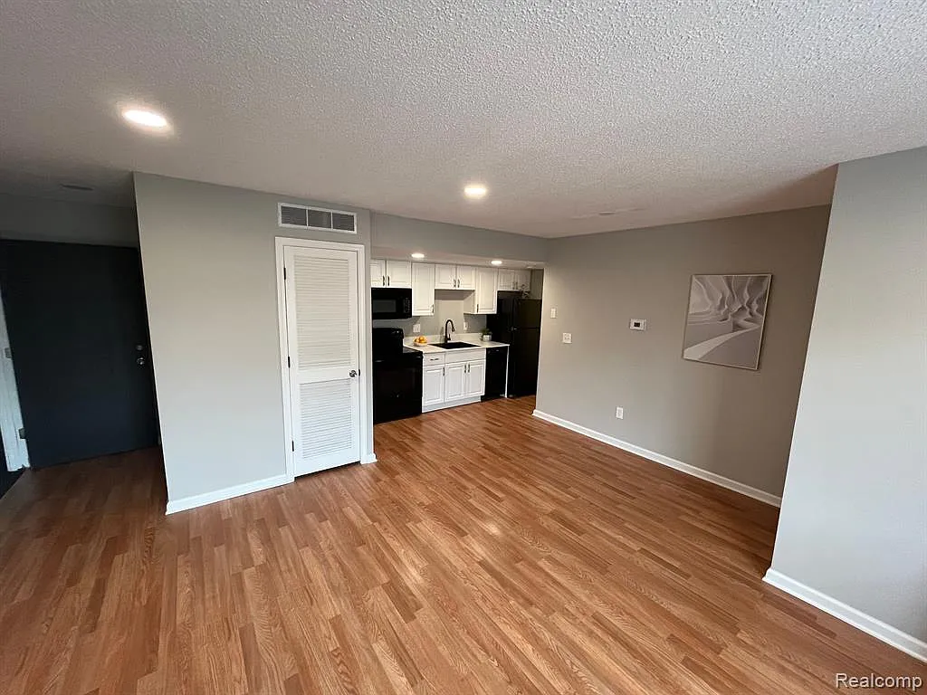 1 bed, 1.0 bath, 650 sqft, $1,525 — Photo 2