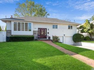 1155 Barnes St, Franklin Square, NY 11010