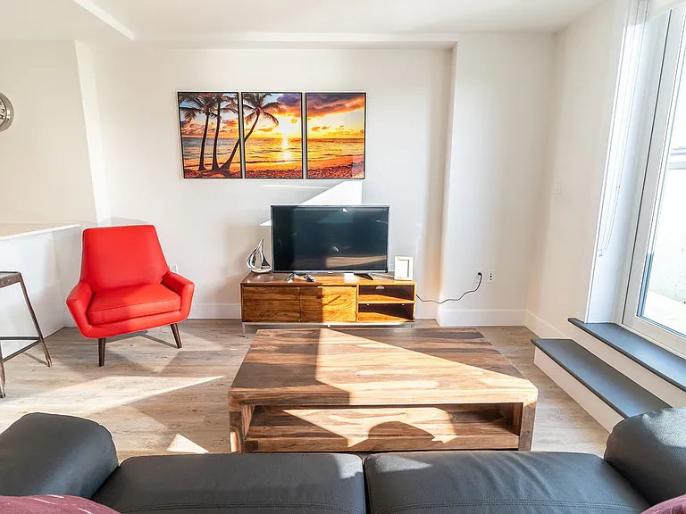 3075 Devonshire Ave — Photo 3