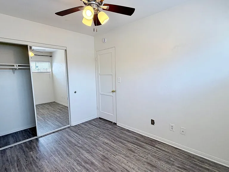 CA Hornblend St — Photo 14