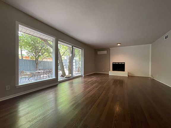 Living room with Fireplace and mini split