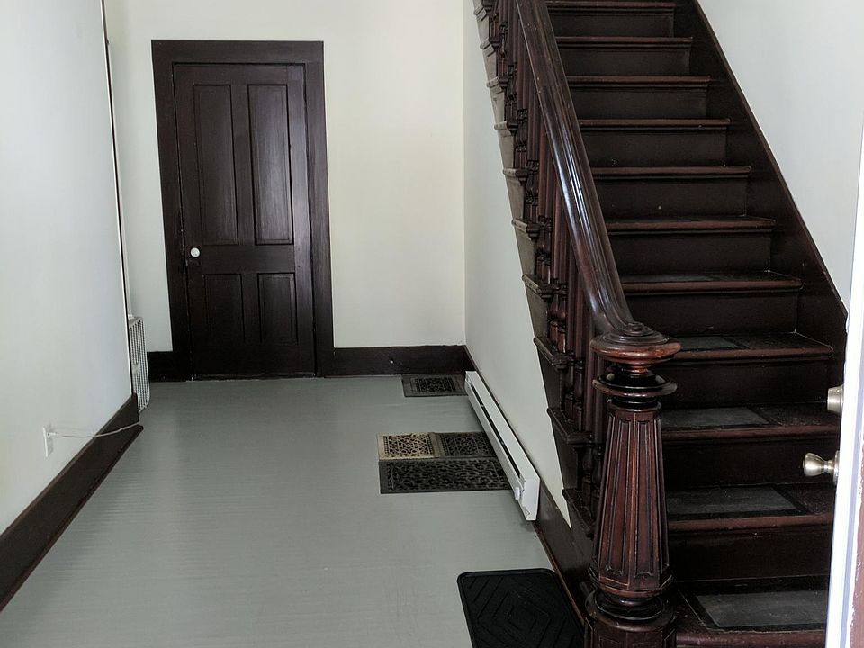 Entryway exclusive to unit. Entry and stairs are now carpeted.