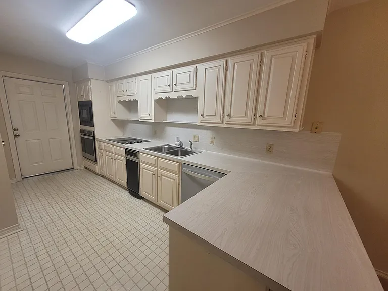 414 Amberwood Cir — Photo 23
