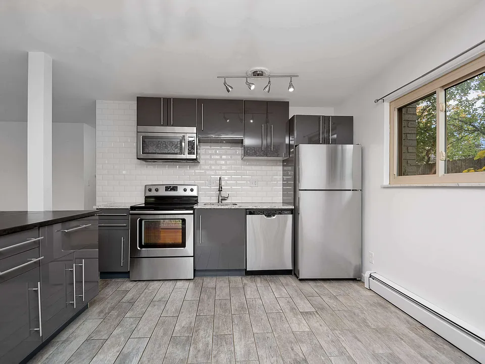 2821 Griffiths Ave