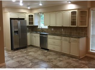 918 Hollow Tree St, La Porte, TX 77571