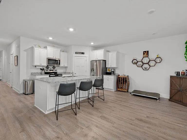 6196 Jenks Dr — Photo 2