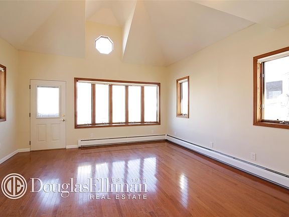 3rd image of 9948 Davenport Ct