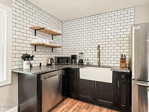 5th image of 2400 Aberdeen Ln