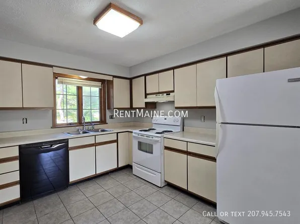 7 Hartley St APT 4, Lewiston, ME 04240