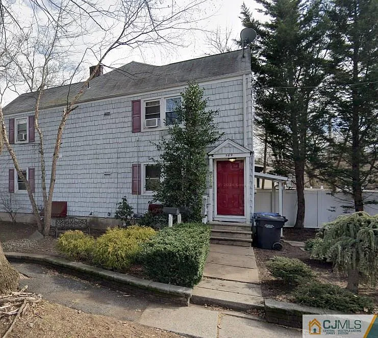 569 Main St photo 1