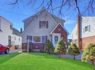 218 Oak St, Floral Park, NY 11001