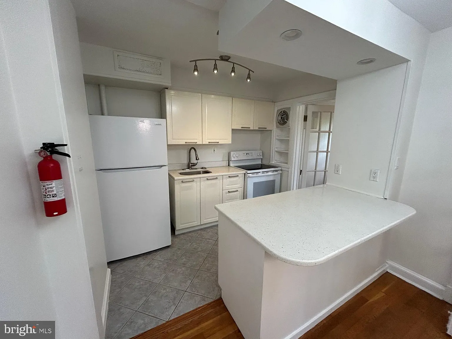 3 bed, 2.0 bath, 1460 sqft, $4,400 — Photo 3