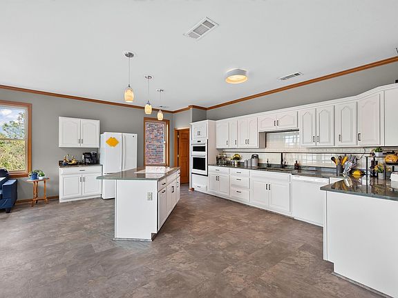 3rd image of 139 Waterfront Ct