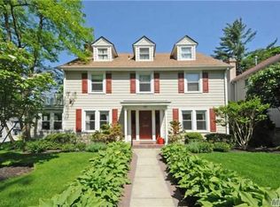 59 Maple Dr, Great Neck, NY 11021