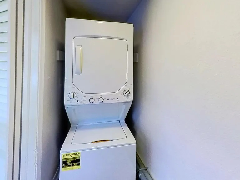 Bay Colony Apartments — Photo 11