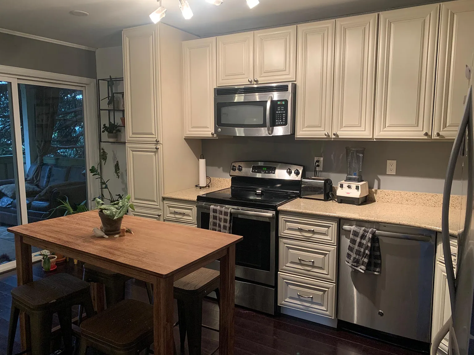 2 bed, 1074 sqft, $2,250 — Photo 2