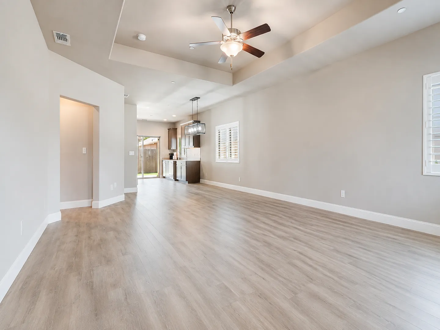 Beautiful 3-Bedroom Home with Modern Finishes & Low-Maintenance Backyard — Photo 3