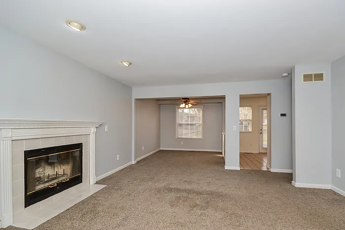 3 bed, 3.0 bath, 1486 sqft, $2,045 — Photo 3