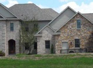 8244 Golf Course Dr, Neenah, WI 54956