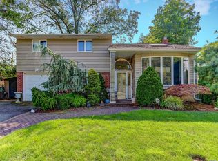 18 Phipps Ln, Plainview, NY 11803