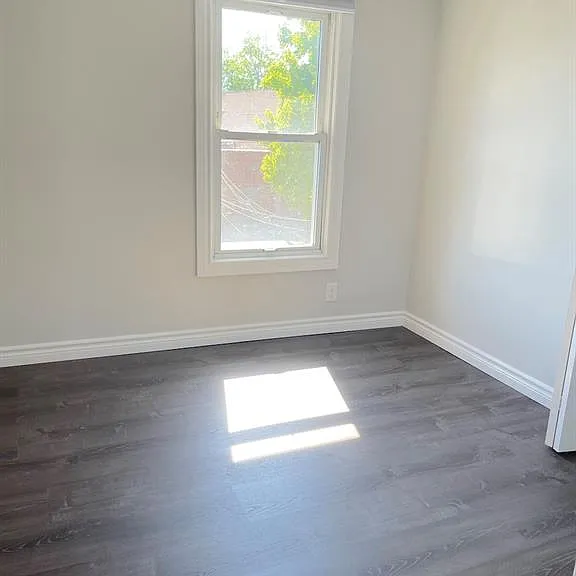 1677 Victoria Ave — Photo 23