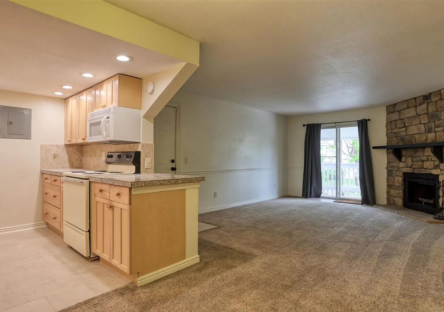 2 bedroom/2 bathroom in Woodside Village — Photo 2