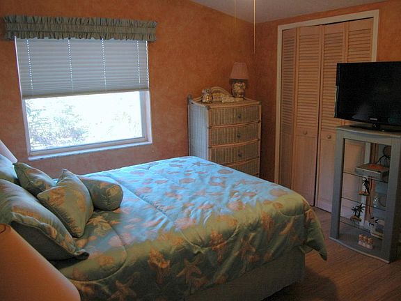 5th image of 300 Lindsey Ct